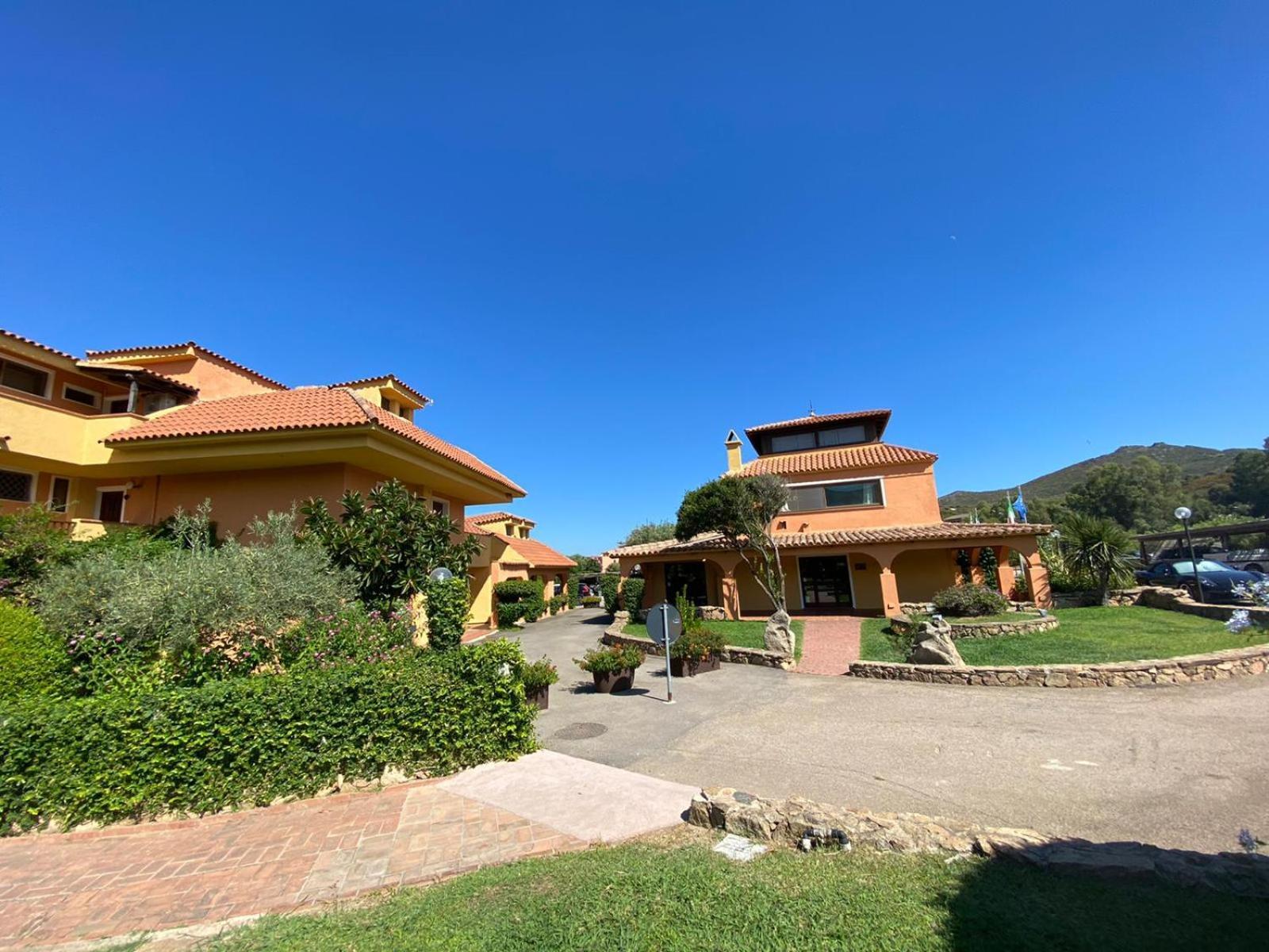 Ampio Trilocale Sul Golfo Di Marinella Villa Маринела Екстериор снимка